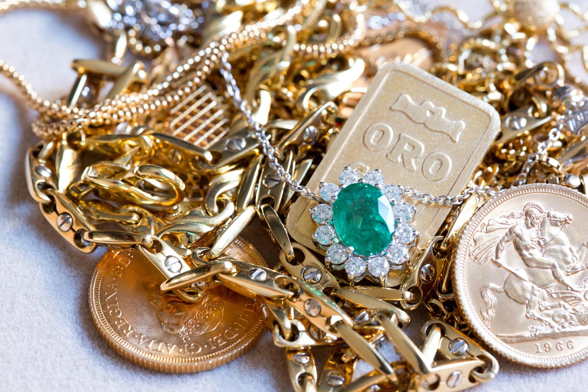 Sammlung aus Goldschmuck und Edelsteinen | Partnerringe

