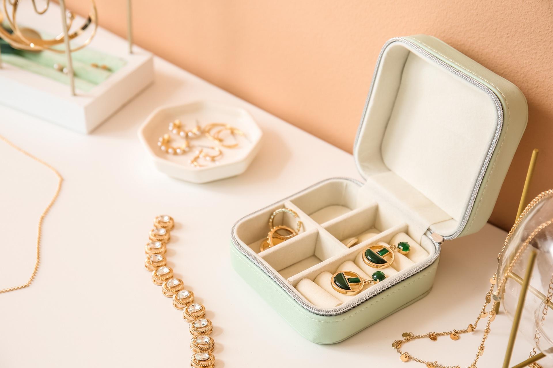 Geöffnete Schmuckbox mit Ringen und Ohrschmuck | Partnerringe

